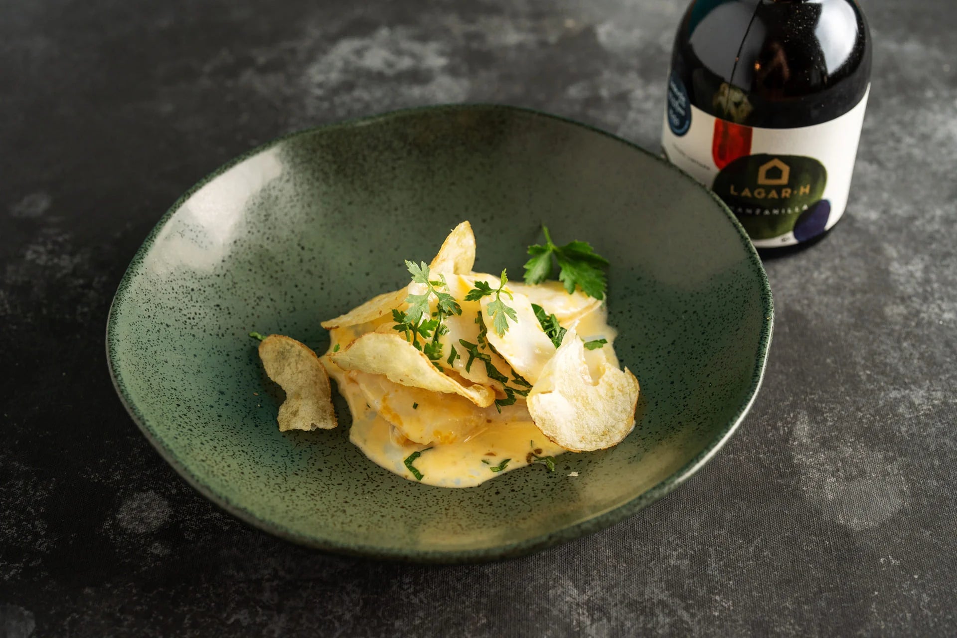 Bacalhau à Brás confitado em azeite de oliva com batata chips